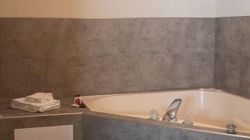 Chambre, plusieurs lits | Salle de bain