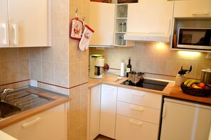 Refrigerador, microondas, placa de cocina, cafetera/tetera