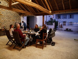 Outdoor dining - La Maysou dou Canounge (Ogenne-Camptort)