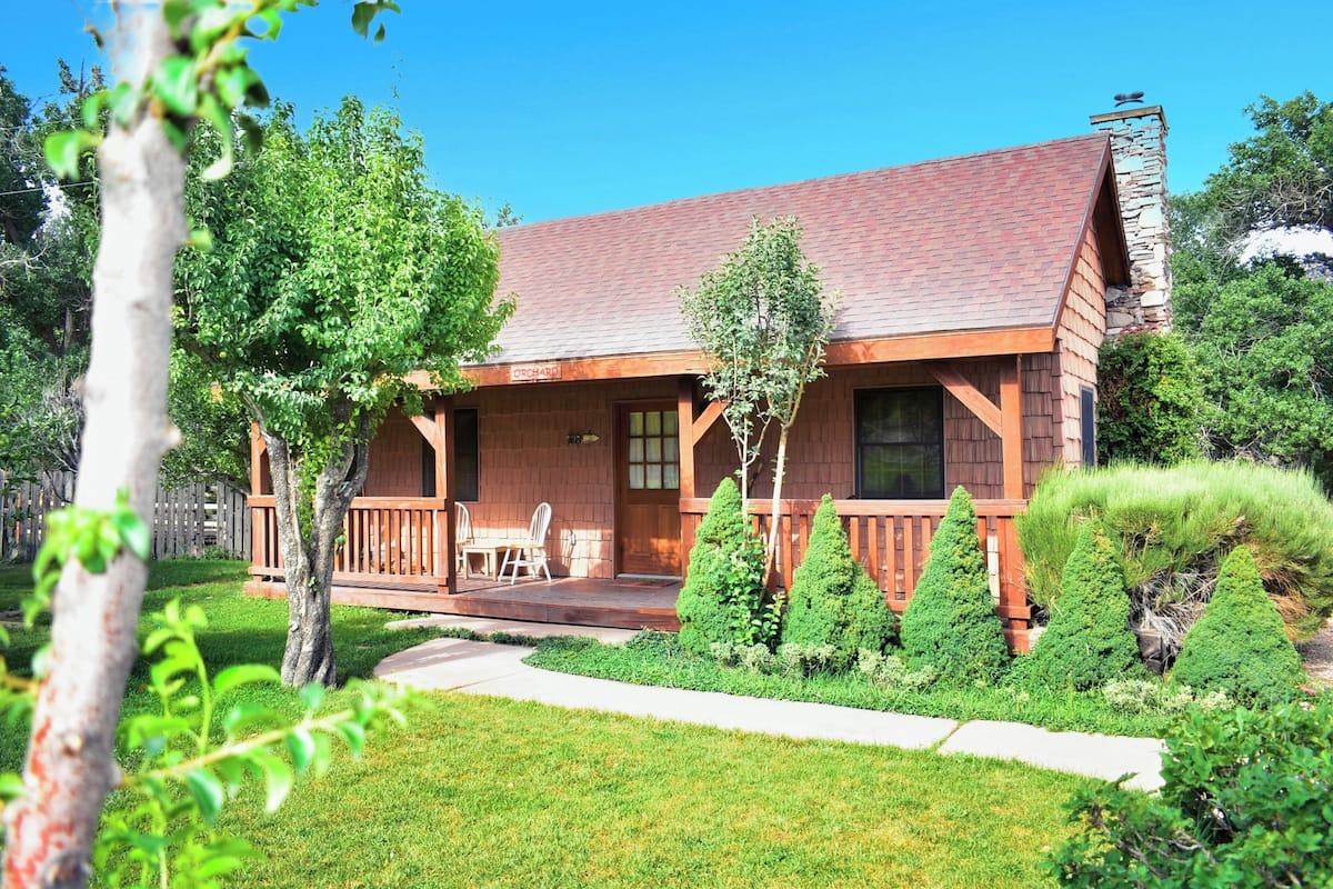 Deluxe Cabin (Orchard Cabin) | 1 bedroom, premium bedding, individually decorated