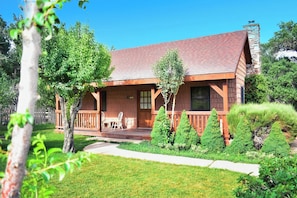 Deluxe Cabin (Orchard Cabin) | Premium bedding, individually decorated, individually furnished