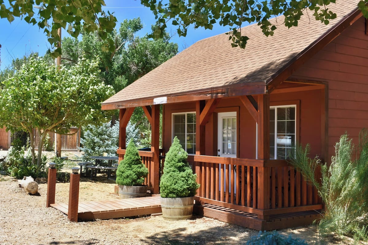 Kabin Romantis (Piney Cabin) | Seprai premium, Wi-Fi gratis, dan didekorasi berbeda-beda