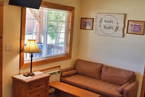 Romantic Cabin (Piney Cabin) | Living area