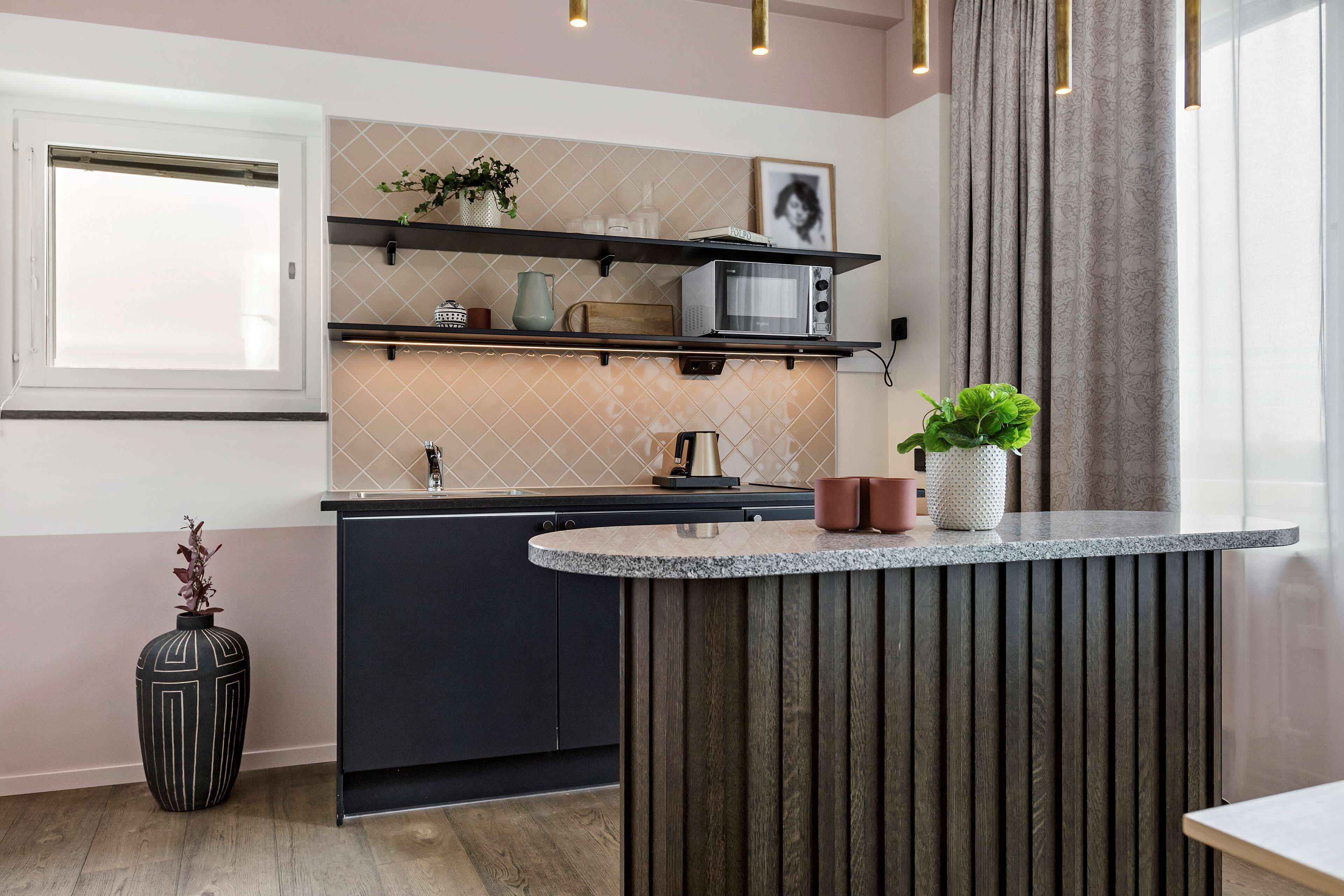 executive suite, 1 king bed, non smoking, refrigerator (dining table) | minibar, in-room safe, desk, iron/ironing board