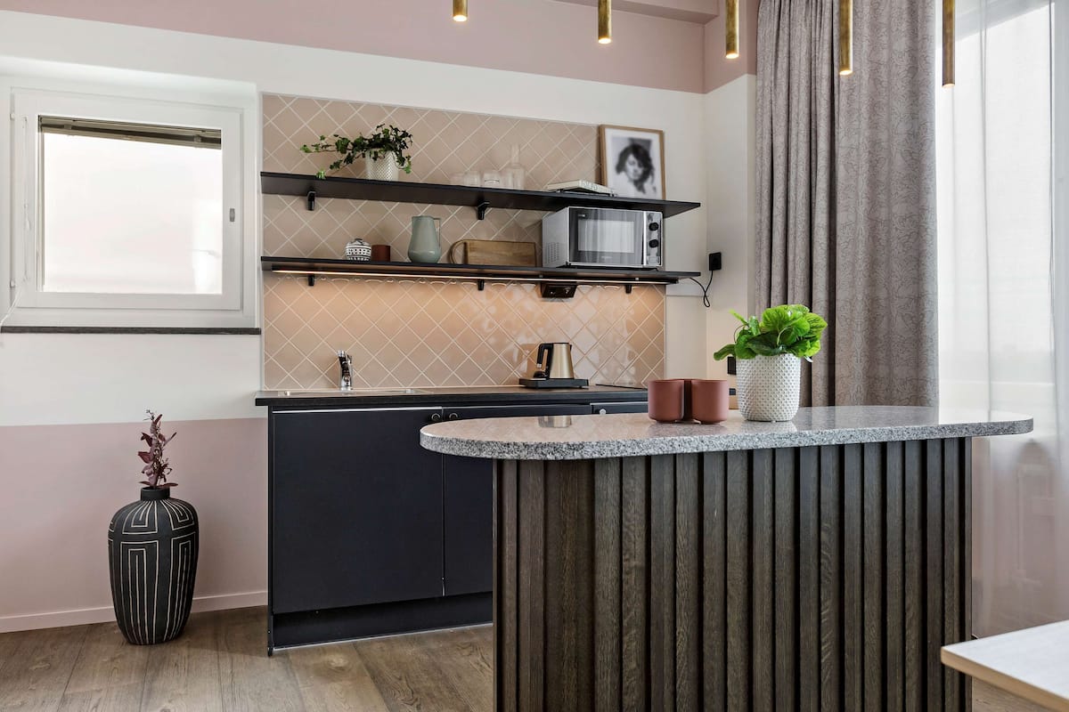 executive suite, 1 king bed, non smoking, refrigerator (dining table) | minibar, in-room safe, desk, iron/ironing board