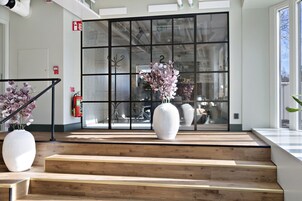 Una televisión de pantalla plana