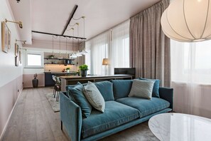 Executive suite, 1 kingsize bed, niet-roken, koelkast (Dining Table) | Een minibar, een kluis op de kamer, een bureau