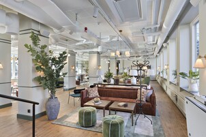 Una televisión de pantalla plana