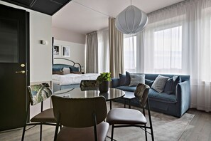 Standaard kamer, 1 kingsize bed, niet-roken, kitchenette (Dining Table) | Een minibar, een kluis op de kamer, een bureau