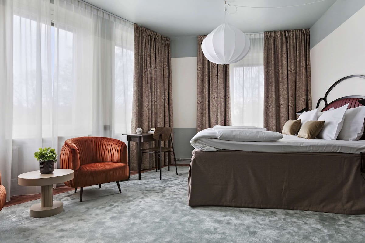 Familiekamer, meerdere bedden, niet-roken | Een minibar, een kluis op de kamer, een bureau