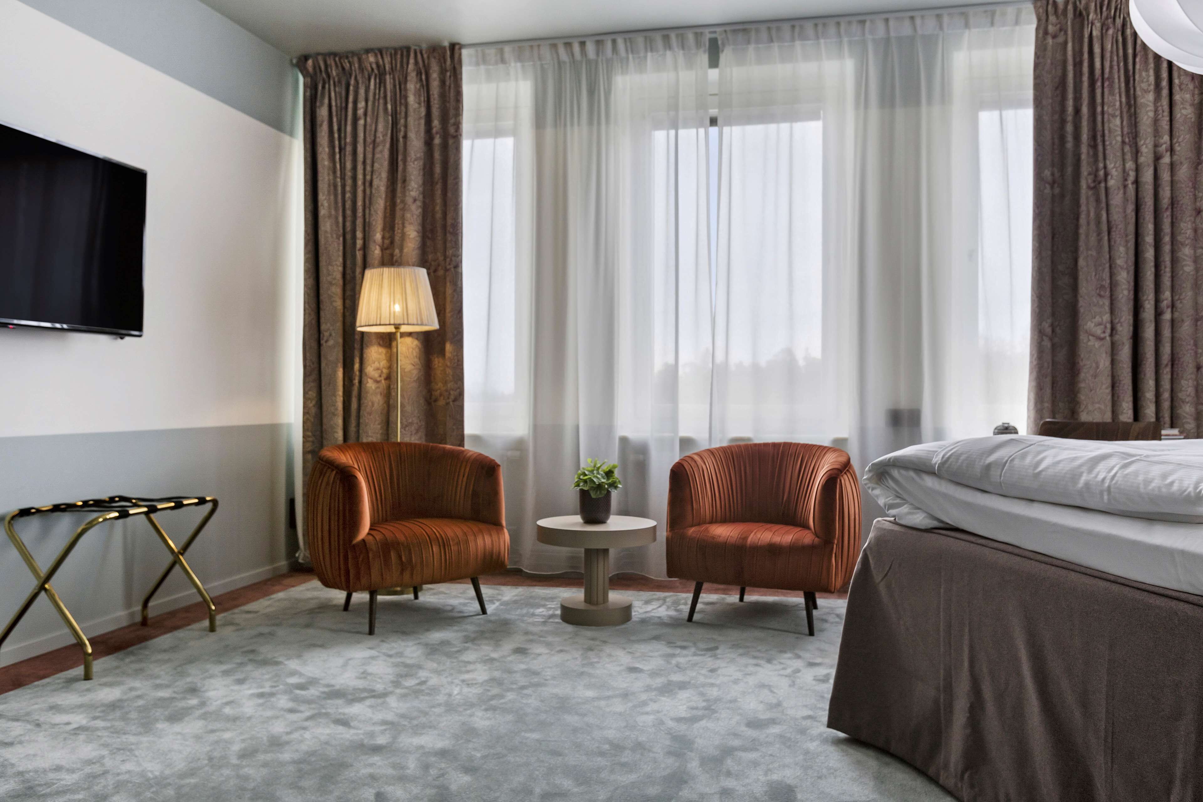 family room, multiple beds, non smoking | minibar, in-room safe, desk, iron/ironing board