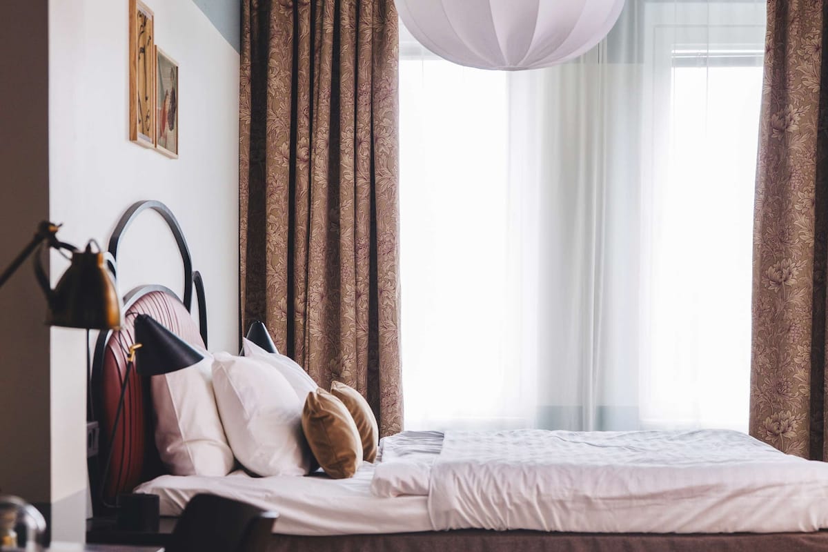 Standaard kamer, 2 eenpersoonsbedden, niet-roken | Een minibar, een kluis op de kamer, een bureau