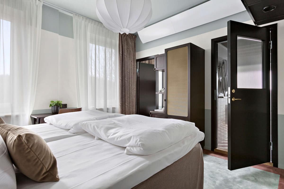 family room, multiple beds, non smoking | minibar, in-room safe, desk, iron/ironing board