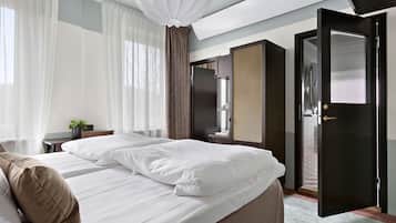 Familjerum - flera sÀngar - icke-rökare | Minibar, vÀrdeförvaringsskÄp pÄ rummet och skrivbord