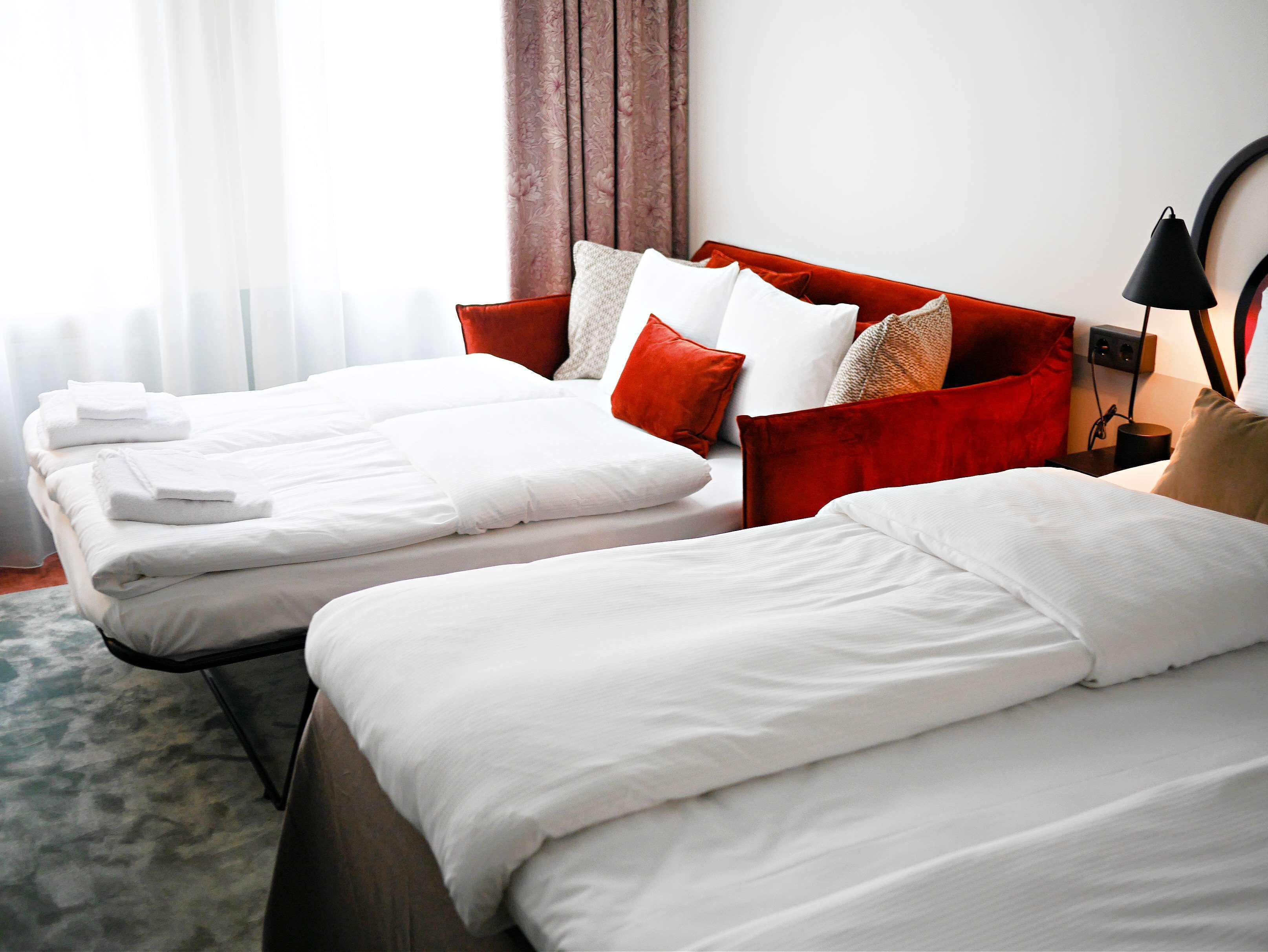 family room, multiple beds, non smoking | minibar, in-room safe, desk, iron/ironing board