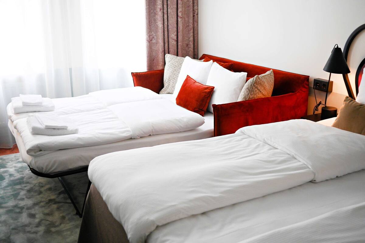 family room, multiple beds, non smoking | minibar, in-room safe, desk, iron/ironing board