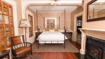 Kahden hengen deluxe-huone, takka | Untuvapeitot, yksilöllisesti sisustettu, yksilöllisesti kalustettu