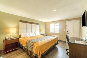 客房, 1 张特大床, 无烟房 | 办公桌、熨斗/熨板、免费 WiFi、床单