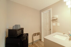 Room, 1 King Bed, Non Smoking | Bathroom | Free toiletries, hair dryer, towels - Deluxe Inn & Suites By OYO Miami OK (Miami)