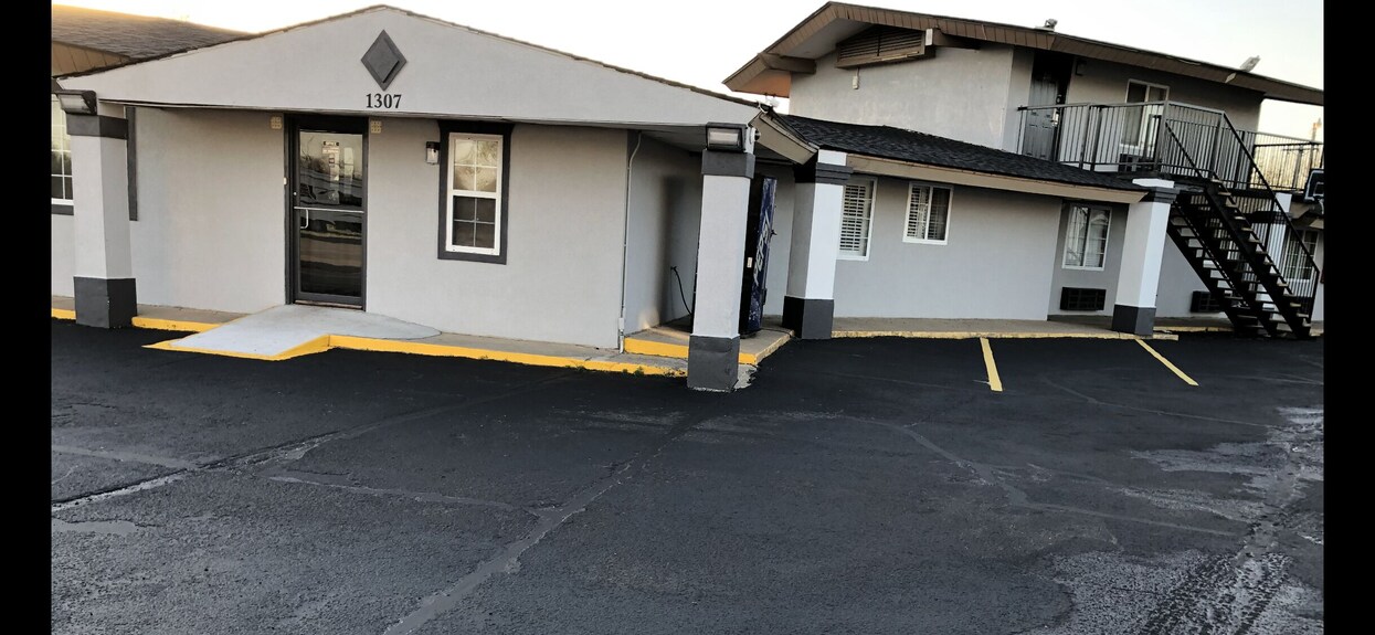 Deluxe Inn & Suites
