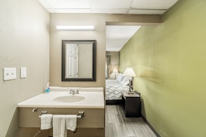 Habitación, 1 cama King size, para fumadores | Baño | Amenidades de baño gratuitas, secadora de cabello, toallas