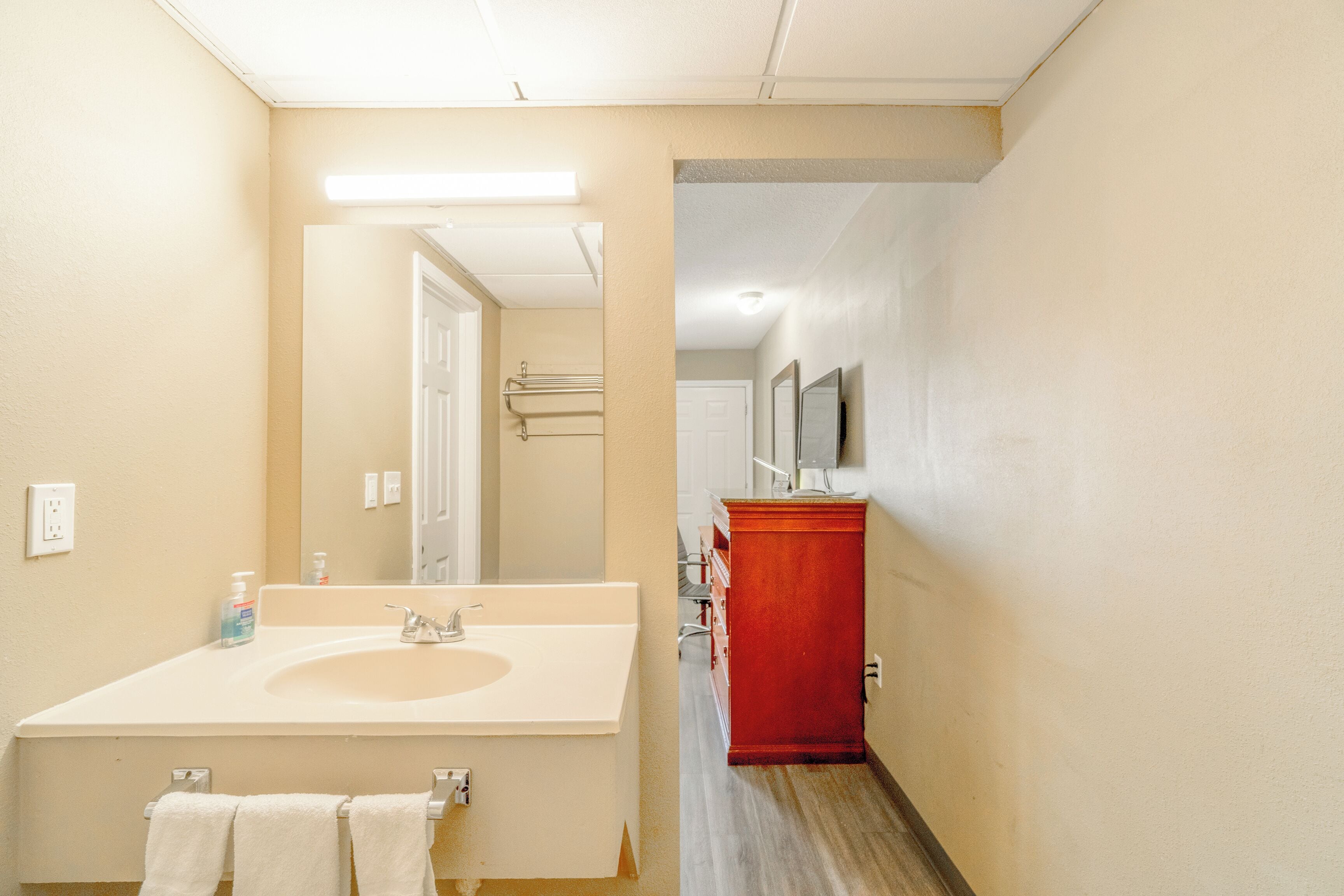 Photo - Deluxe Inn & Suites By OYO Miami OK