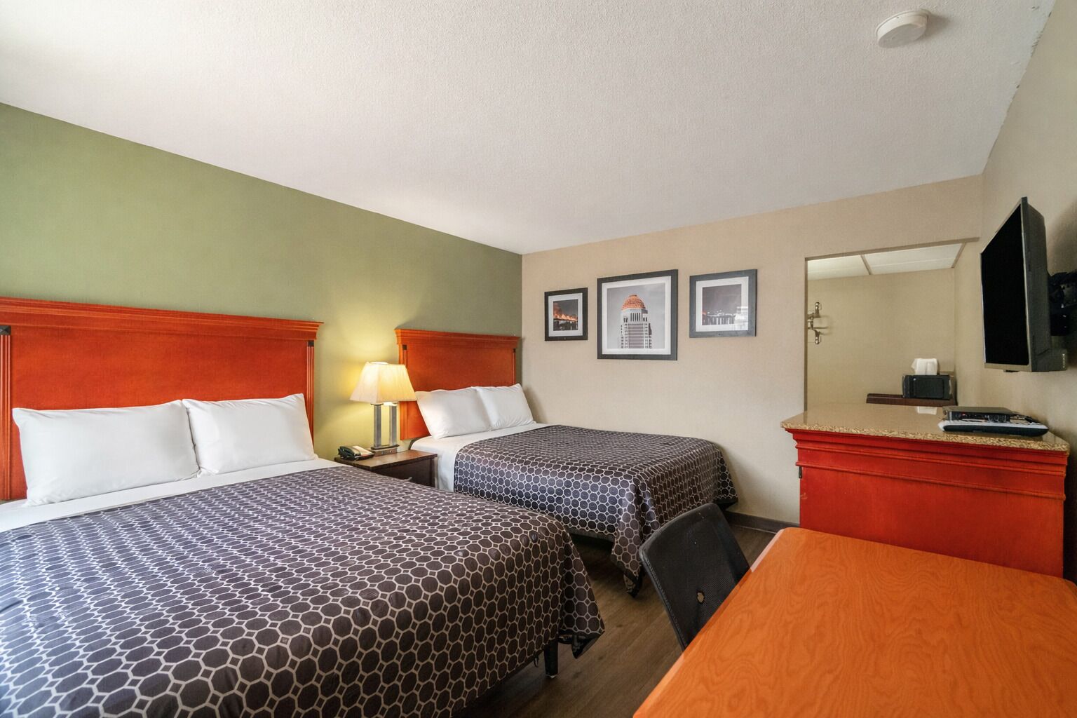 Skrivebord, strykejern/-brett, wi-fi (inkludert) og sengetøy