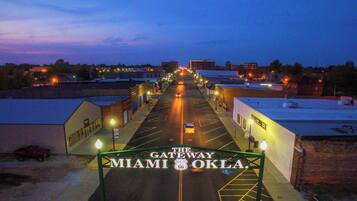 Katunäkymä hämärän aikaan, ja näkyvissä on kyltti, jossa lukee: ”The Gateway Miami OKLA.”