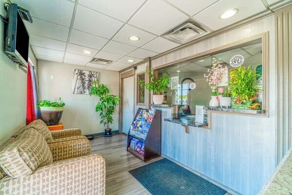 Reception - Deluxe Inn & Suites By OYO Miami OK (Miami)