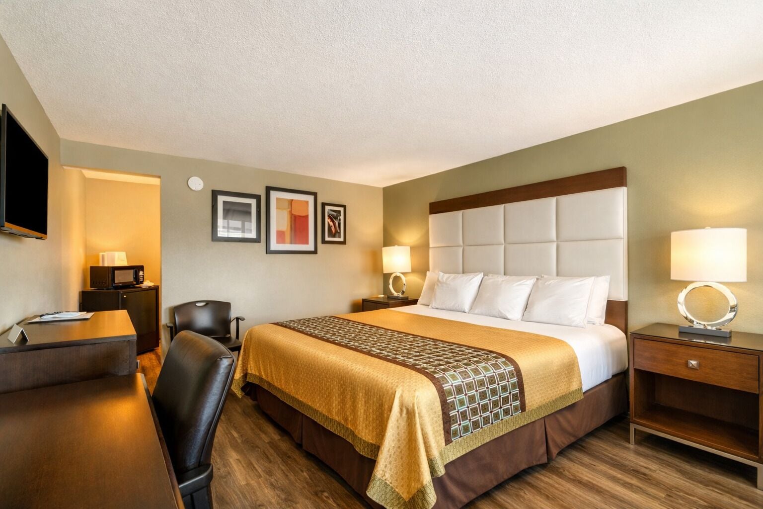 Skrivebord, strykejern/-brett, wi-fi (inkludert) og sengetøy