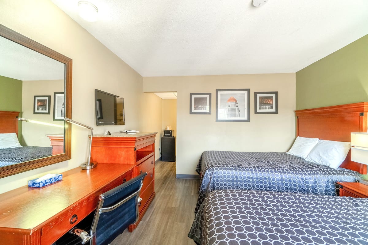 Kamer, 2 queensize bedden, niet-roken | Een bureau, een strijkplank/strijkijzer, gratis wifi, beddengoed