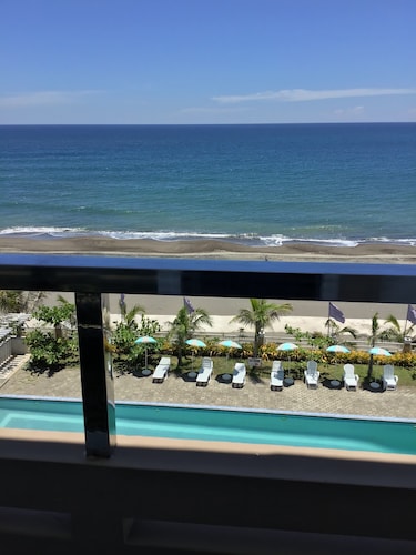 EM Royalle Hotel & Beach Resort