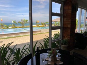 供应早餐、午餐和晚餐，海滩景观