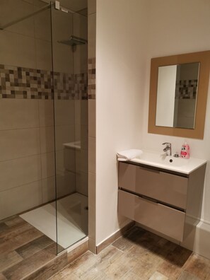 Baignoire, sèche-cheveux, serviettes fournies, savon