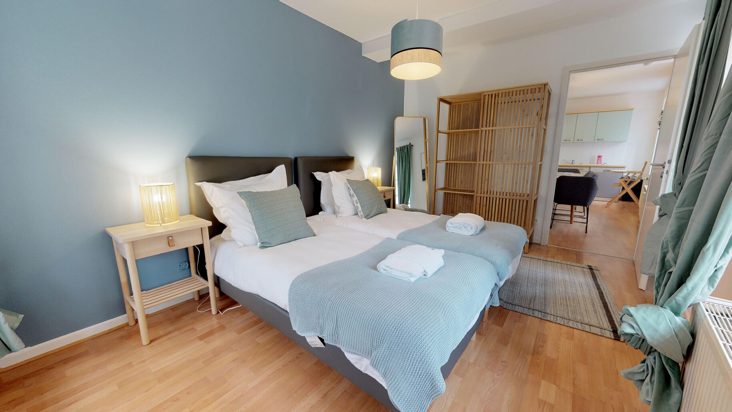 4 bedrooms, desk, soundproofing, iron/ironing board