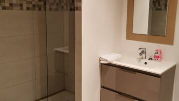 Baignoire, sèche-cheveux, serviettes fournies, savon
