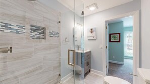 Bañera con ducha, secador de pelo, toallas
