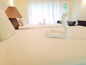 خزنة داخل الغرفة وبديكورات فريدة لكل غرفة وطراز فريد لكل وحدة ومكتب