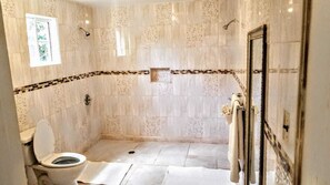 Departamento familiar, 3 habitaciones | Baño | Regadera, regadera tipo lluvia, amenidades de baño gratuitas 