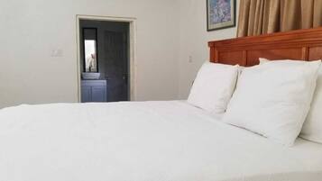 Estudio estándar, 1 cama King size, baño privado | 3 habitaciones y caja de seguridad en la habitación