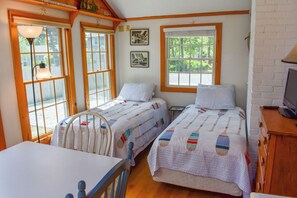 2 bedrooms, iron/ironing board, free WiFi