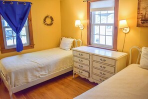 2 bedrooms, iron/ironing board, free WiFi