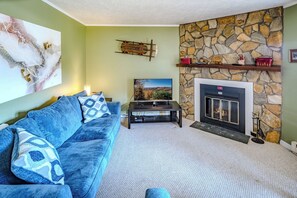 TV, fireplace, DVD player - Sugar Ski Comfort Two Bedroom - Unit 313 (Sugar Mountain)