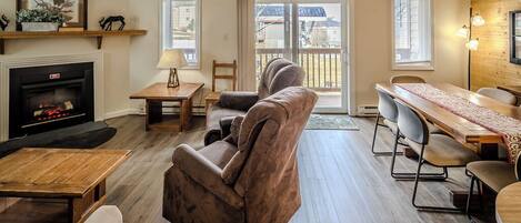 Fernseher, Kamin, DVD-Player