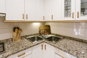 Fridge, microwave, oven, stovetop - Apartment for families in the city with terrace, WiFi, air conditioning, etc. (Guimarães)
