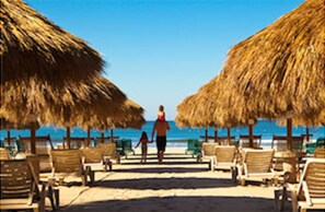 En la playa, camastros y toallas de playa 