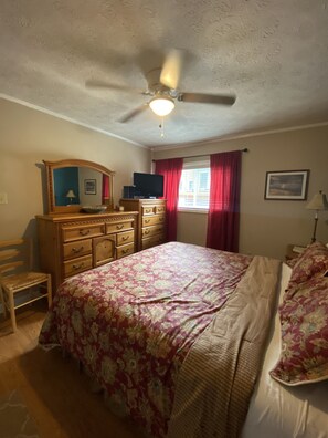 2 makuuhuonetta, silitysrauta/-lauta, ilmainen Wi-Fi, vuodevaatteet