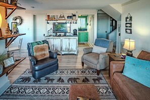 Living area - Sugar Ski Premium Efficiency (with loft) - Unit 11-103 (Sugar Mountain)