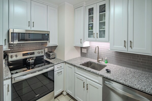 Microwave, coffee/tea maker, toaster, cookware/dishes/utensils - Sugar Ski Deluxe Two Bedroom - Unit 414 (Sugar Mountain)