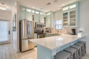 Kjøleskap, mikrobølgeovn, ovn og kokeplater